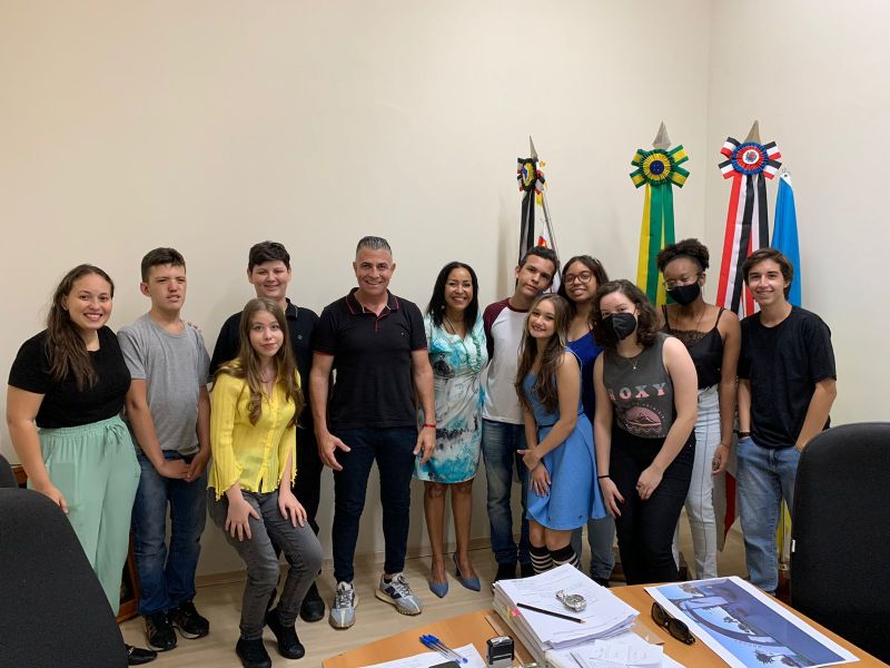 Vereadores-jovens visitam Gabinete do Prefeito e vice-Prefeita de Araras